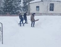 Дапамога па ўборцы тэрыторыі ад снегу