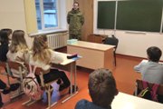 Встреча учащихся кружка " Юные друзья пограничников" с инспектором пограничной заставы В. И. Василенко